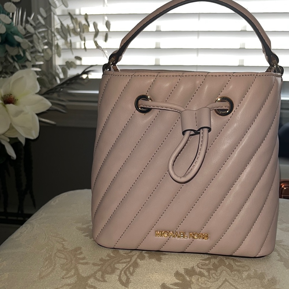 Michael Kors Siri bucket bag